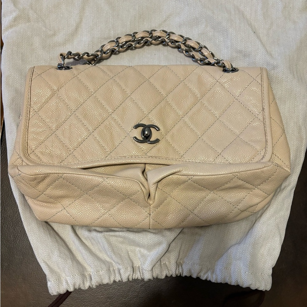 CHANEL Beige Grained leather Medium Bag With Chain